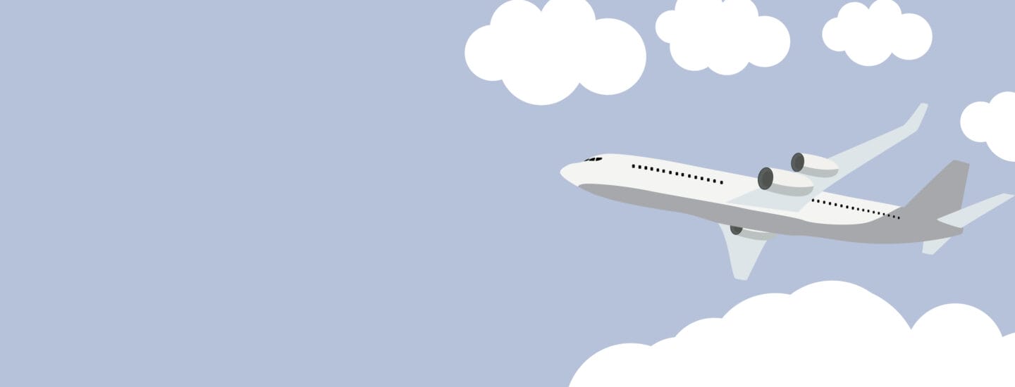 Illustration af et gråt og hvidt fly, der flyver gennem en lyseblå himmel med bløde hvide skyer.