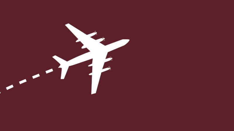 Silhuet af et fly i hvidt på en mørkerød baggrund. Flyet vippes lidt opad med en stiplet linje bagved, hvilket antyder bevægelse eller en flyvevej.