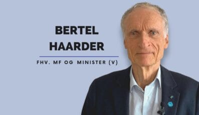 Et portræt af en ældre person i jakkesæt og lyseblå skjorte, stående foran en lysegrå baggrund. Teksten til venstre lyder: "Bertel Haarder, FHV. MF OG Minister (V)".