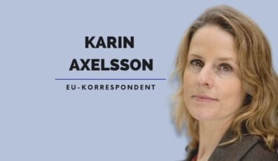En person med skulderlangt brunt hår ser frem med et neutralt udtryk. Baggrunden er lyseblå. Tekst ved siden af personen lyder "Karin Axelsson, EU-korrespondent.