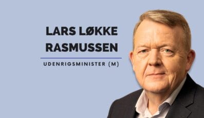 Portræt af en mand i et jakkesæt mod en lyseblå baggrund. Tekst på billedet lyder "Lars Løkke Rasmussen, Udenrigsminister (M).
