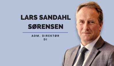 Portræt af en mand i jakkesæt og slips mod en lyseblå baggrund. Teksten lyder: "Lars Sandahl Sørensen, Adm. Direktør DI" til venstre.