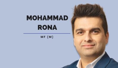 En person i blå jakkesæt og hvid skjorte er vist mod en lyseblå baggrund. Teksten "MOHAMMAD RONA MF (M)" vises i sort ved siden af personen.