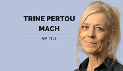 En person med langt, lyst hår er vist mod en lyseblå baggrund. Teksten på billedet lyder "Trine Pertou Mach" med "MF (EL)" under.
